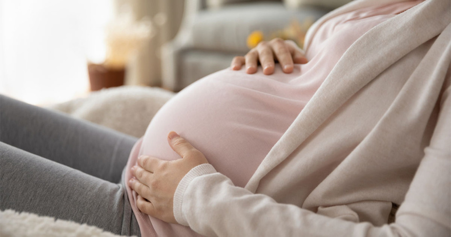 Couple met online – their fourth date happened as she gave birth to her child